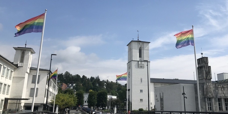 Bilde av Pride-flagg på rådhusbroen