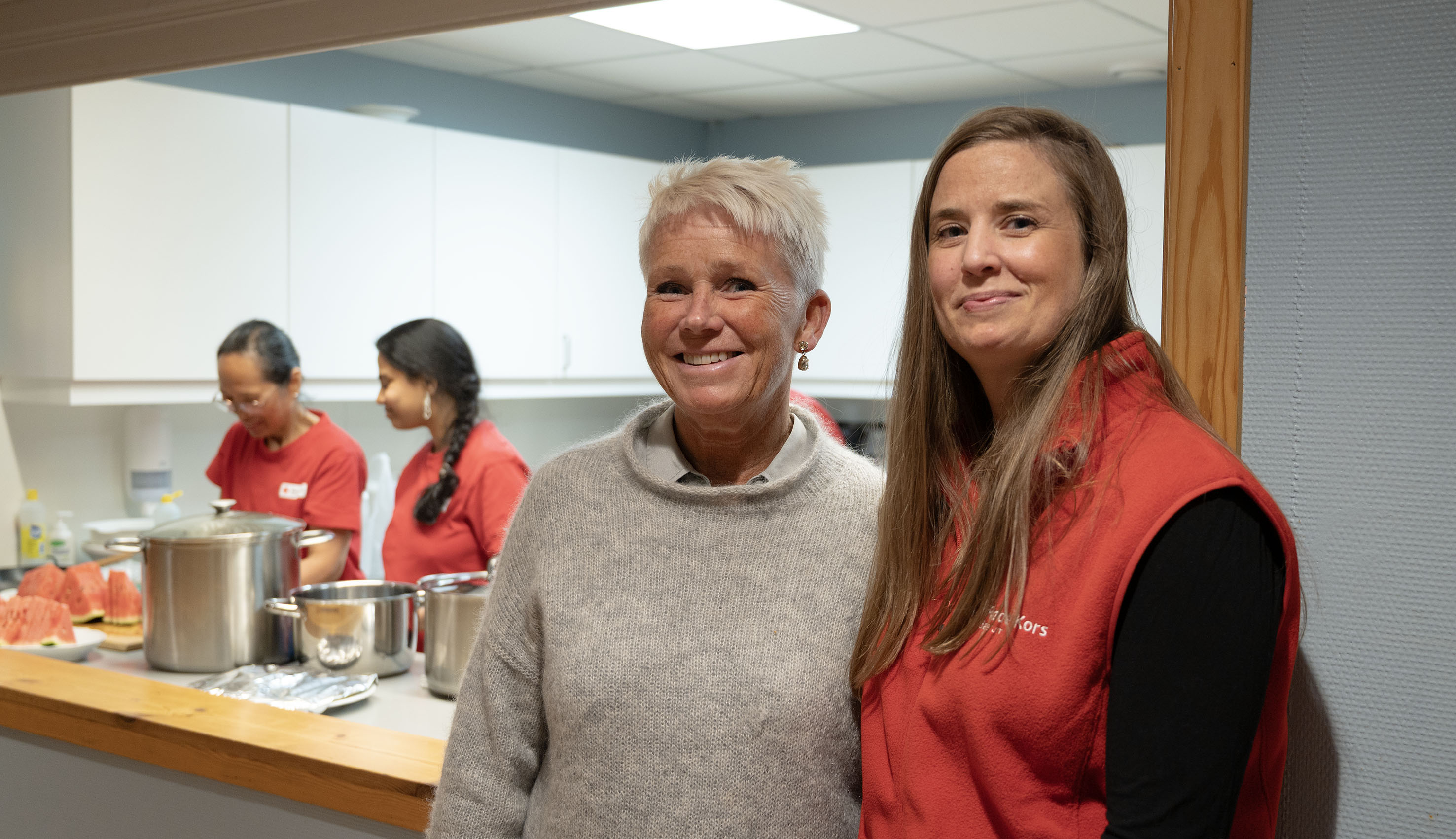 Prosjektkoordinator Tea Skogsrud fra Røde Kors og rektor på Emma Hjorth, Hilde Jansson.