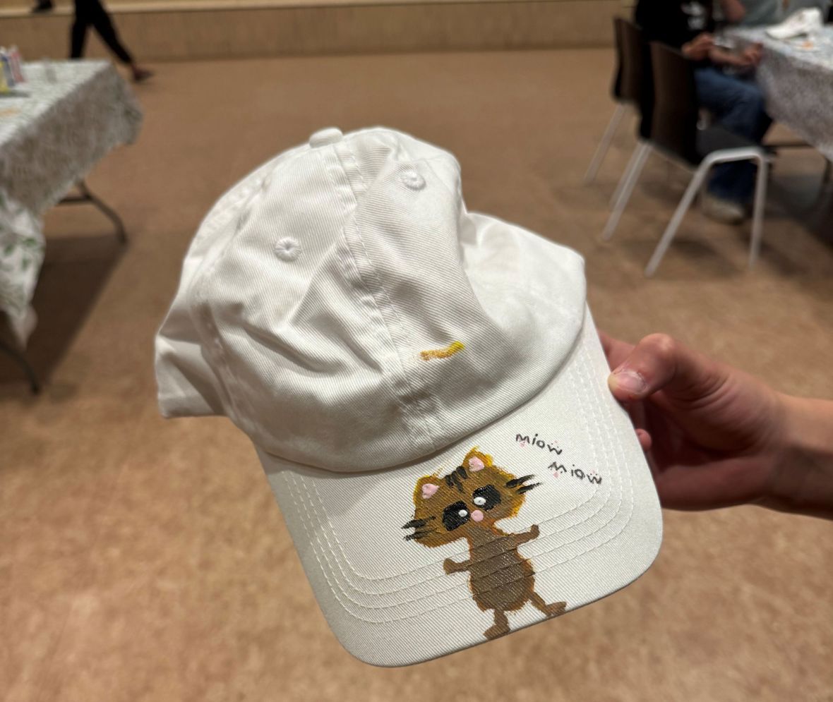 På Kreativ gruppe har barna blant annet fått designe sine egne capser.