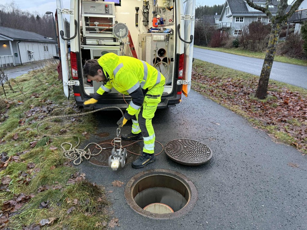 Fjernstyrt traktor med kamera føres ned i kummen og avløpsrør