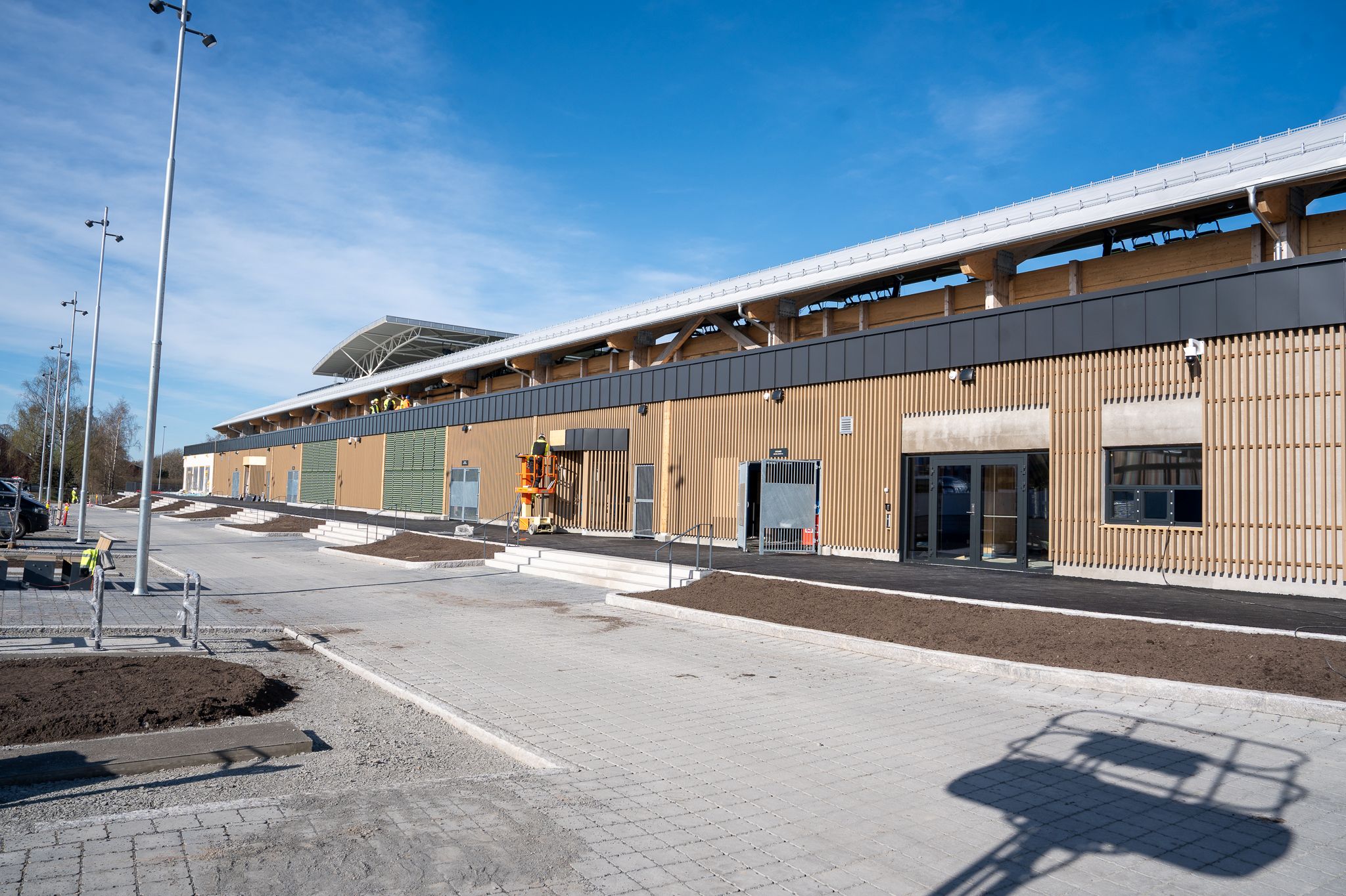Stadion er første del av byggingen av nye Nadderud idrettspark. Nå står siste langside, treningsbane, turveier og skatepark for tur.