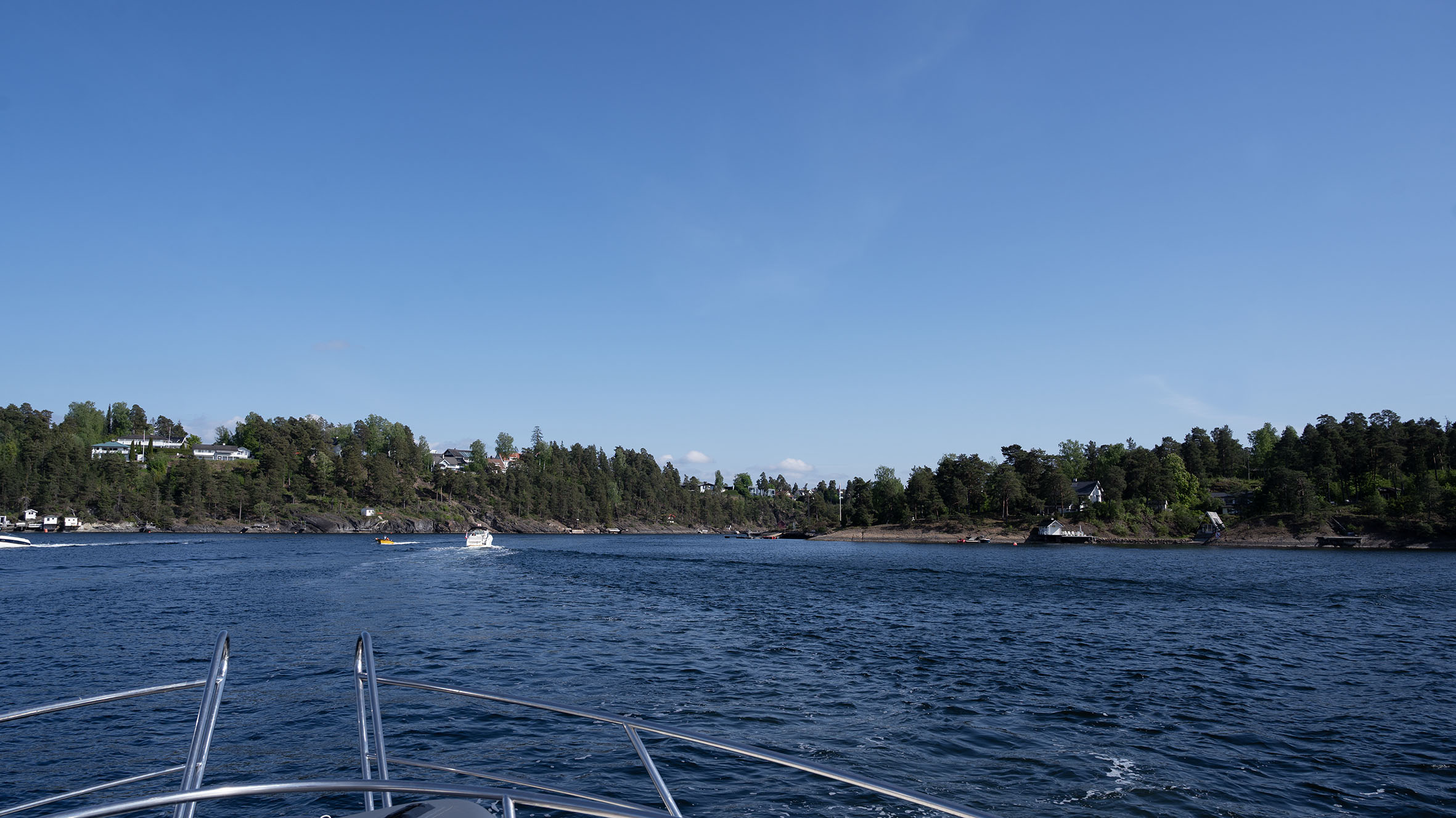 Med egen båt i sundet mellom Snarøya og Grimsøya.
