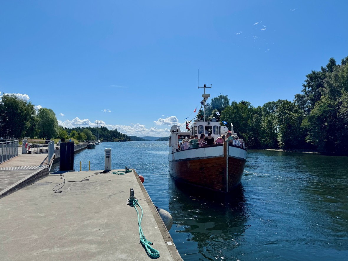 Rigmor på vei ut på det populære "minicruiset". Da kjører båten en litt annen rute enn ved vanlig øytur. Foto: Ragnhild I. Hoem