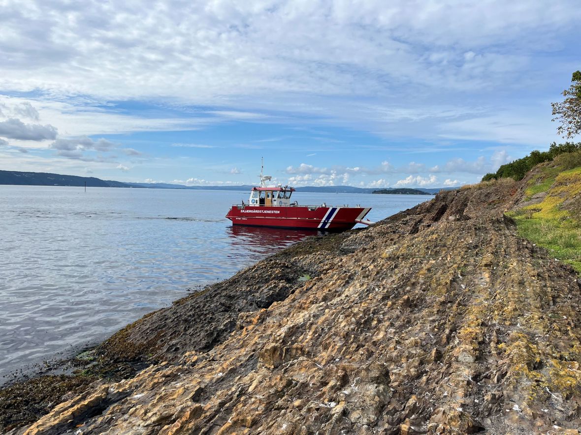 Skjærgårdstjenesten passer på et vakkert øyrike. Her er båten ved Ytre Vassholmen, utenfor Snarøya. Foto: Heidi Hagen