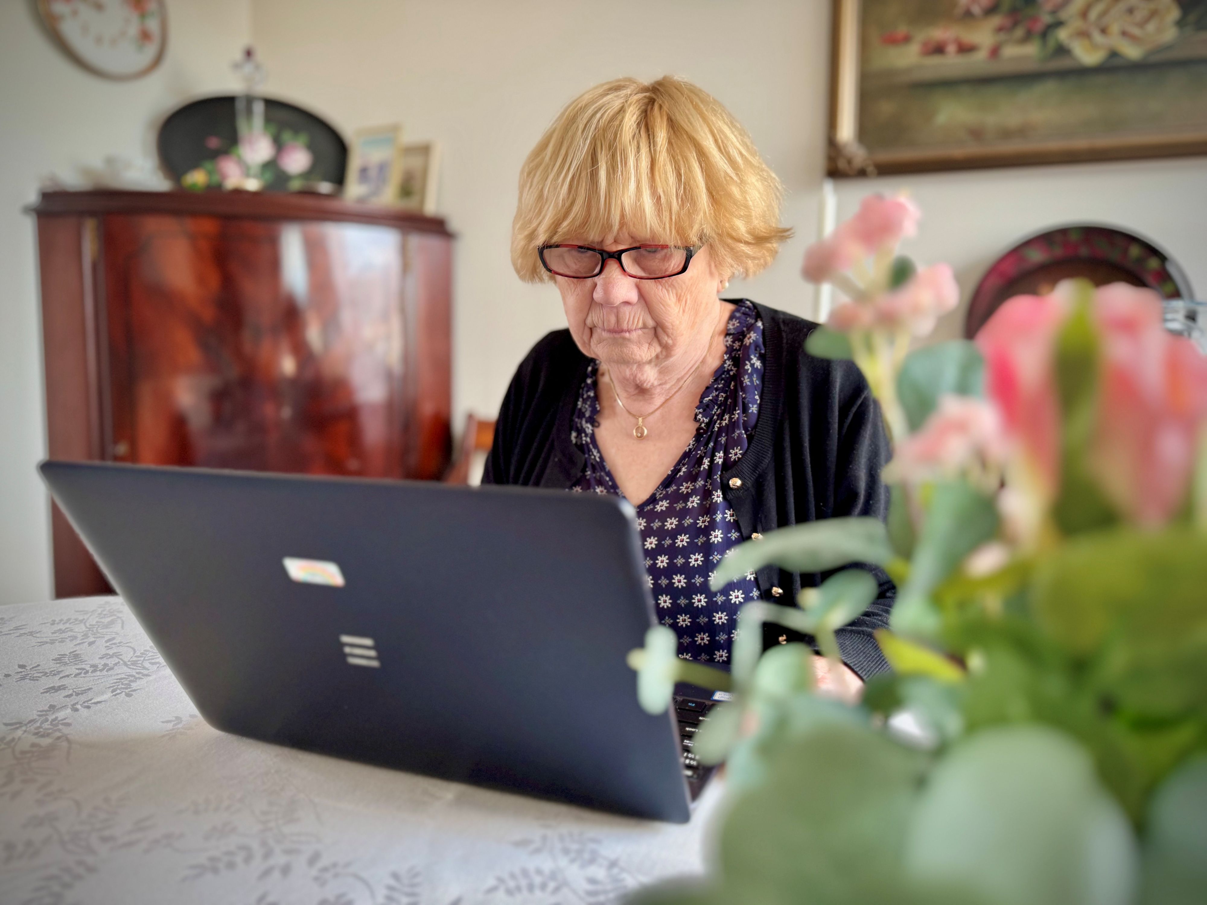 De fleste foretrekker å bo i eget hjem så lenge som mulig. Å være mest mulig selvhjulpen også med det digitale er viktig for å få til dette.