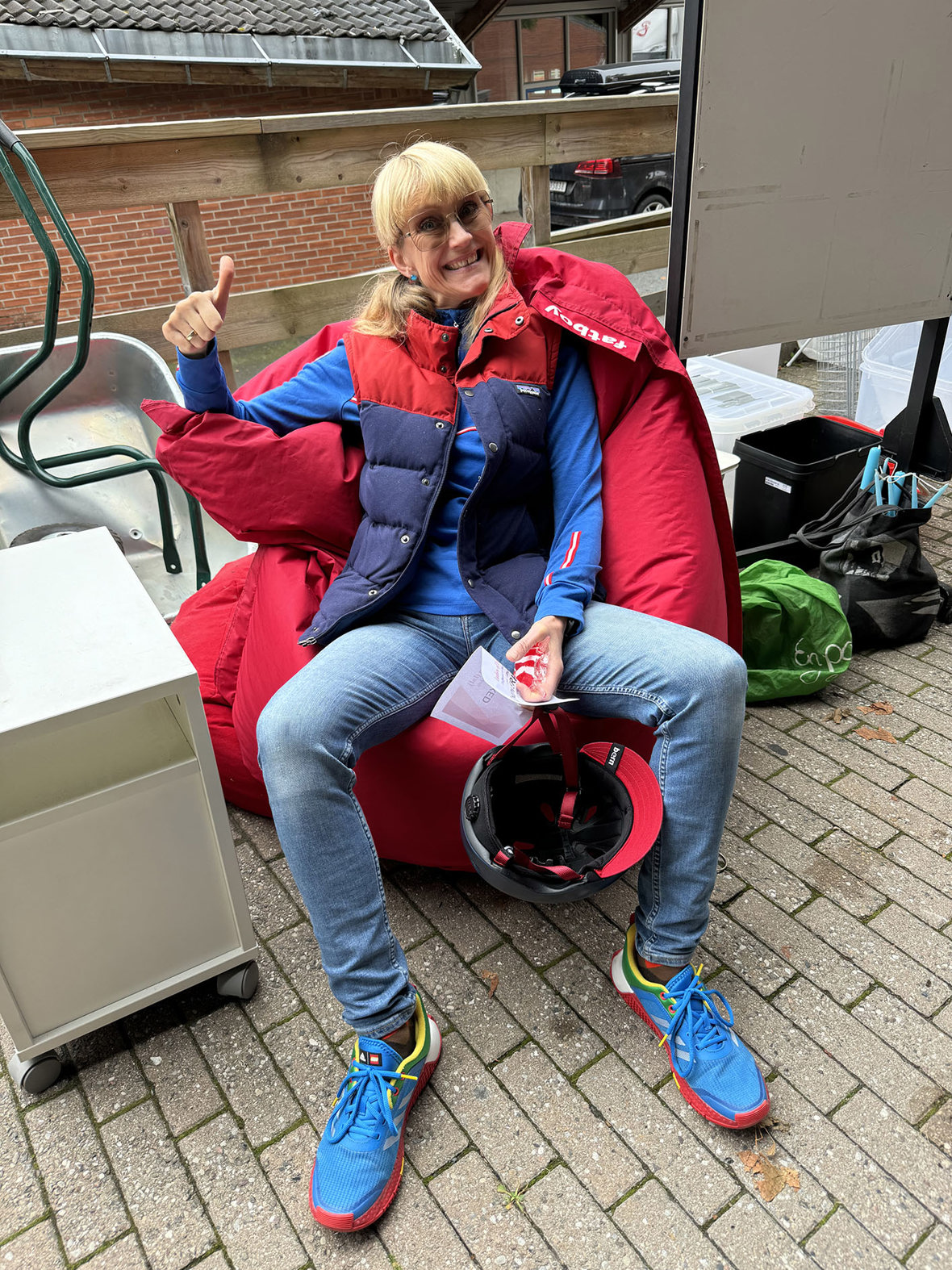 Trine Juhl Sørensen i Klimateamet er den lykkelige eieren av en “Fatboy” til 100 kr, som vi fant på Lommedalen Skolekorps sitt loppemarked.  