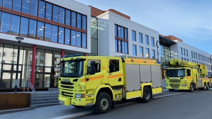 Brannbiler foran kommunegården