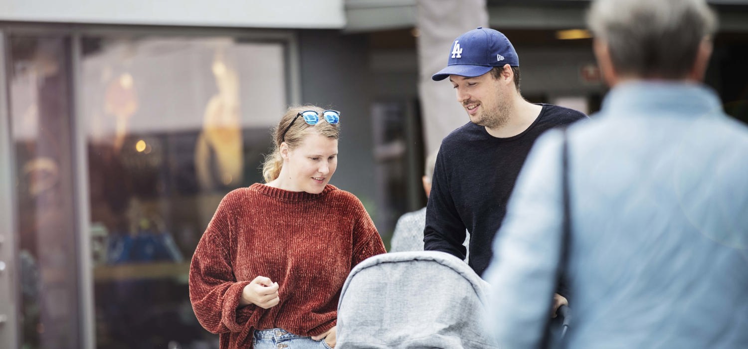 Mann og kvinne med barnevogn