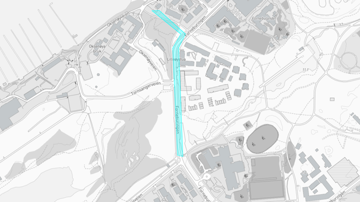 Kartutsnitt som viser anleggsarbeid langs Forneburingen, markert med lyseblått felt mellom Oksenøyveien og Grenseveien.