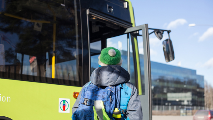 Bussholdeplass - kutt med lue